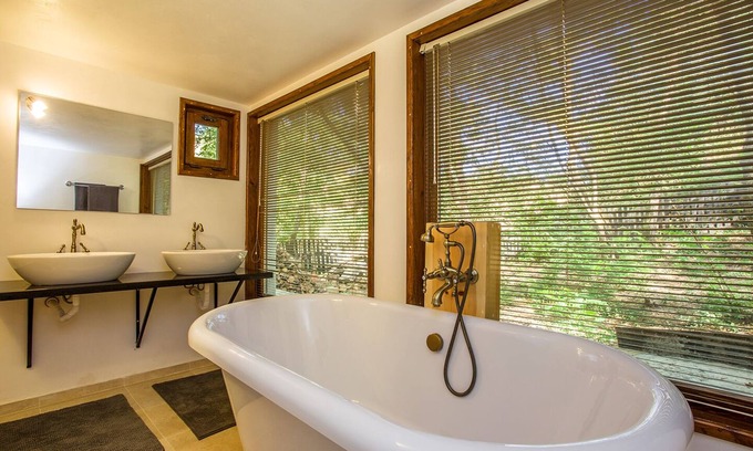 Dubnitsa Bed & Breakfast | Chambre Provence, between the Pirin and Rhodope massifs!