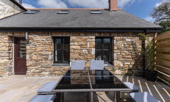 Goldsithney Cottage | Champagne Cottage - modern & elegant retreat, sleeps 2+2, parking & EV charging