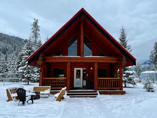 Golden House | Chancellor Peak 1BR and Loft Wooden Cabin near Lake Louise
