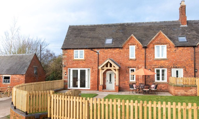 Ellastone House | Character Cottage Peak District & Alton Towers