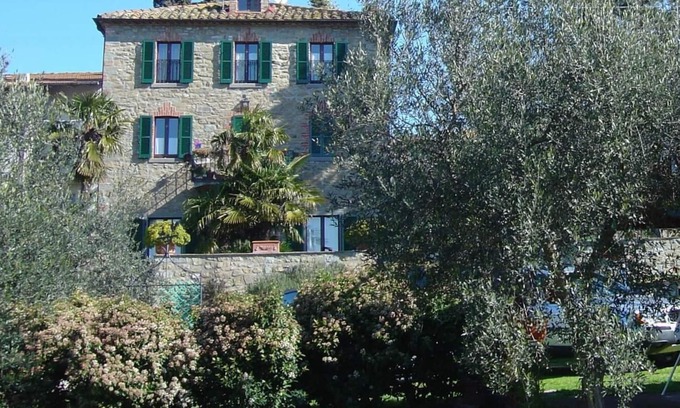 Tuoro sul Trasimeno Villa | Characteristic rustic-style cottage near the town center and the lake.