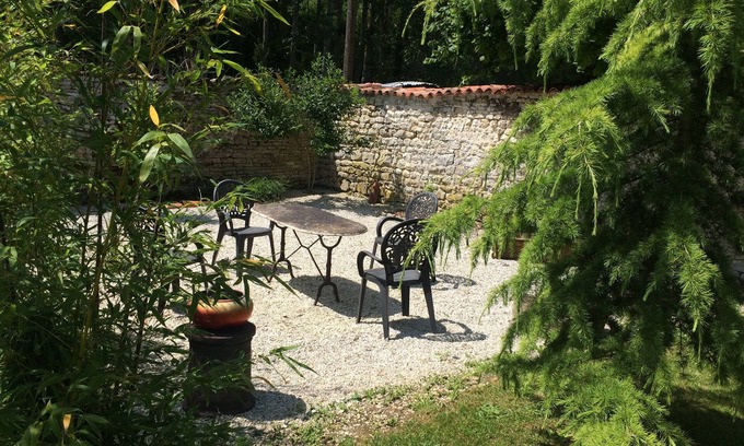 Asnieres-la-Giraud House | Charentaise house, hamlet of Moulin de la Laigne