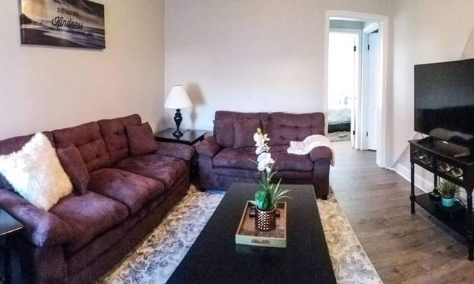 Lancaster House | Charismatic Downtown Apartment