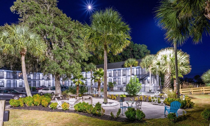 West Ashley Hotel | Charleston Creekside Inn