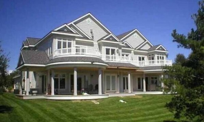 Charlevoix Condo | CHARLEVOIX HOME* LUXURY BEDS/JACUZZI*LEO/MIL/EMS disc