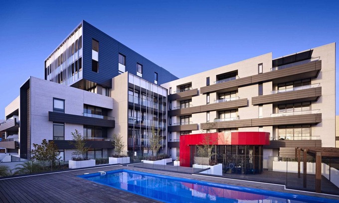 Richmond North Apartment | 'Charlie' in Richmond | King Bed, Free Secure Parking, Gym & Pool