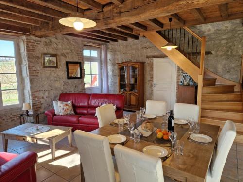 Charroux House | Charmant Gîte en Pierre à Charroux avec Terrasse - FR-1-489-567