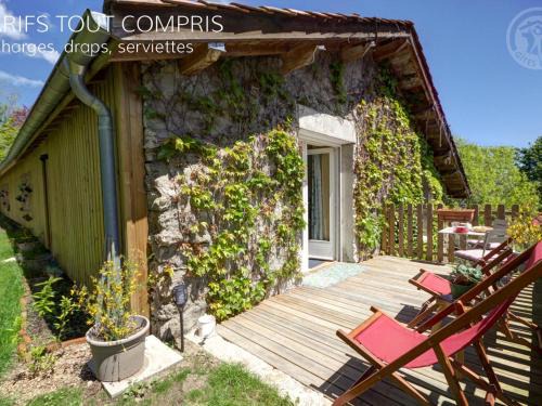 Saint-Priest-la-Prugne Apartment | Charmant studio en pleine nature, animaux admis - FR-1-496-224