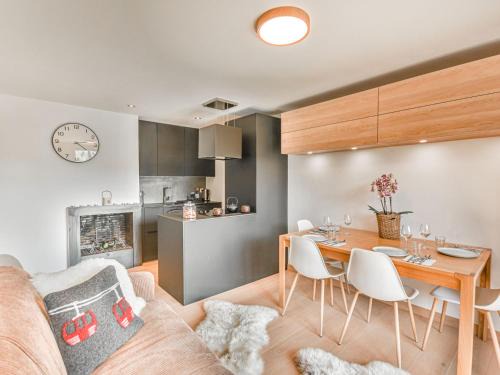Les Gets Apartment | Charmant T2 + cabine, proche pistes et centre, balcon, cheminée, WIFI, parking, 4-5 pers. - FR-1-685-80