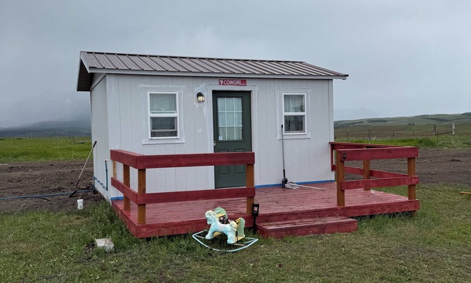 Browning Cottage | Charming 1-bedroom cottage in tranquil East Glacier Park with WiFi, AC