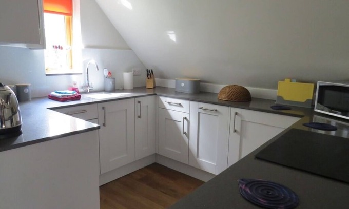 Horringer Apartment | Charming 1-bedroom Cart Lodge in Horringer close to Bury St Edmunds