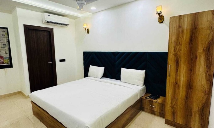 Taj Ganj Hotel | Charming 1-bedroom hotel in delightful Agra with AC and attached washroom