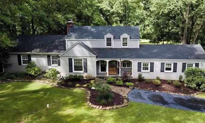 Youngstown House | Charming 1-bedroom queen size bed in house in quaint Youngstown