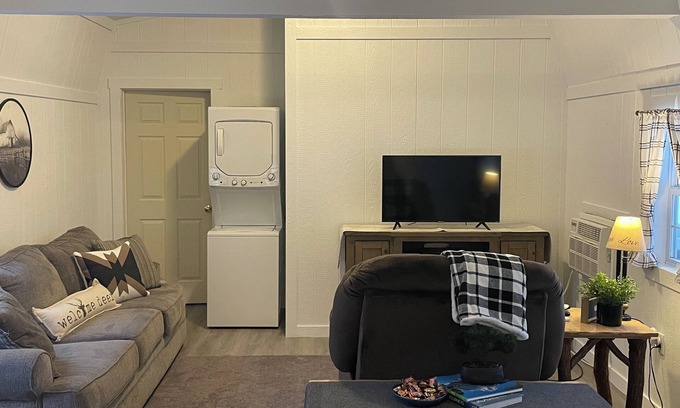 Kerr Cottage | Charming 1-bedroom cottage with AC, WiFi in welcoming Centerville