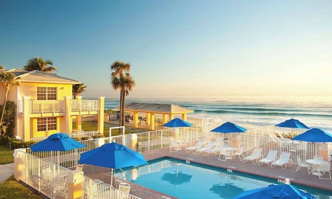 Gulf Stream Resort | Charming 1-bedroom resort in pleasant Delray Beach with AC