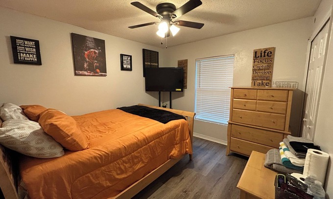 Jacksonville House | Charming 1-bedroom house in fantastic Jacksonville with WiFi, AC