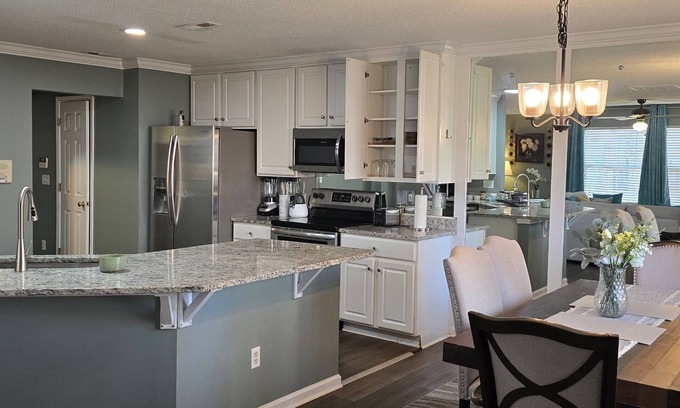 Paw Creek House | Charming 1- queen-bedroom house near Uptown Charlotte & CLT Airport