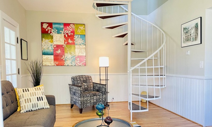 Whittier Apartment | Charming 2 bed 2 Blocks from Pearl St