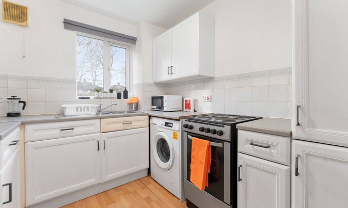 Wandle Valley Apartment | Charming 2-Bed Apartment in Hackbridge