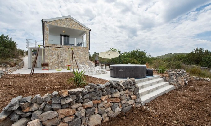 Drvenik Mali House | Charming 2-bed holiday home in Drvenik Mali with spectacular seaview, Wi-Fi, AC