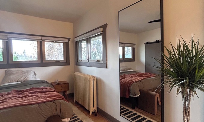 East Central House | Charming 2-bedroom ski house in quaint neighborhood in Salt Lake City