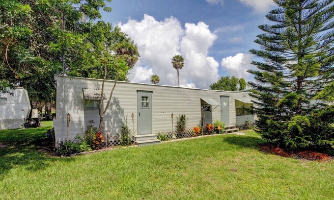 Mobel Americana House | Charming 2-bedroom house in St. Petersburg with AC