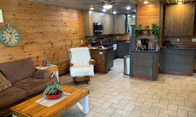 Wilder Apartment | Charming 2-bedroom apartment with WiFi, AC, Washer and Dryer in quaint Grimsley