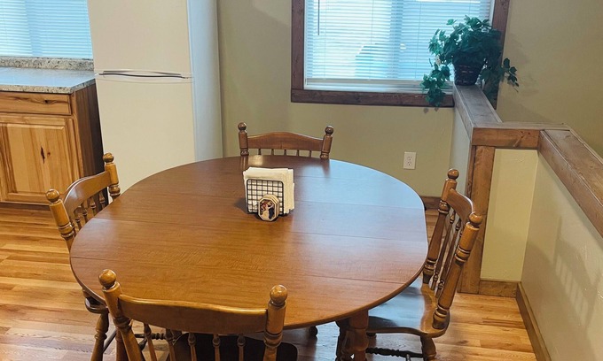 Eureka Apartment | Charming 2-bedroom apartment in terrific Eureka with WiFi
