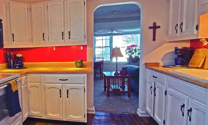 Fenton Apartment | Charming 2-bedroom apartment with AC, Wi-Fi near Fenton, Michigan.