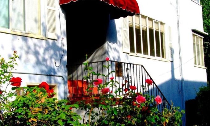 Cleveland Heights Apartment | Charming 2-bedroom apartment in Oakland with WiFi. Lake view