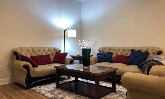 Aurora House | Charming 2-bedroom basement Apartment with AC and WiFi in terrific Aurora