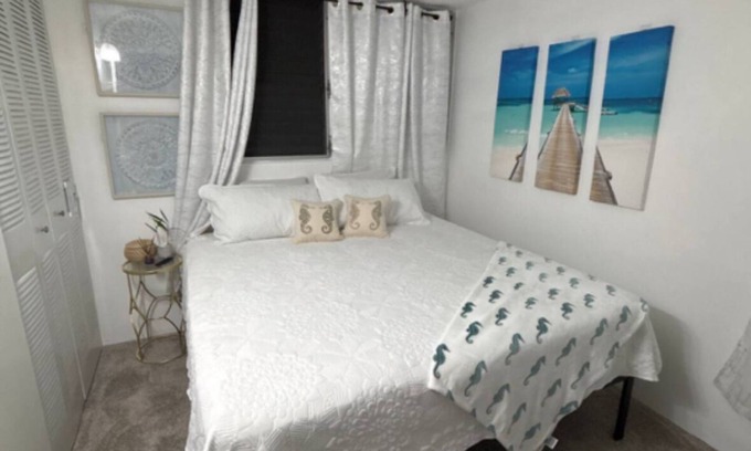 McCully - Moiliili Bed & Breakfast | Charming 2-bedroom bed & breakfast in serene Honolulu with WiFi