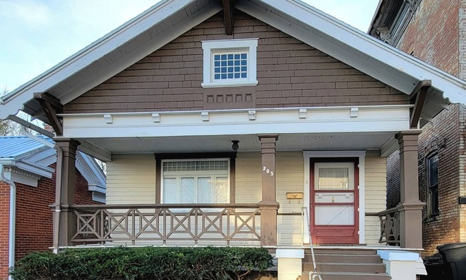 Hannibal House | Charming 2-bedroom bungalow with WiFi, in Historic downtown Hannibal, MO.