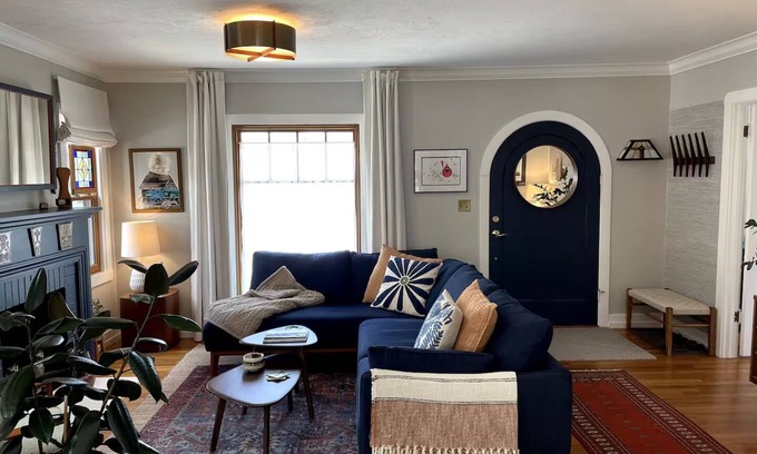 Petaluma House | Charming 2 bedroom bungalow walkable to downtown