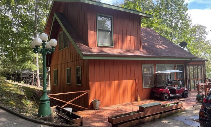 Unaka Cabin | Charming 2-bedroom cabin with WiFi in the the Smokey Mountains