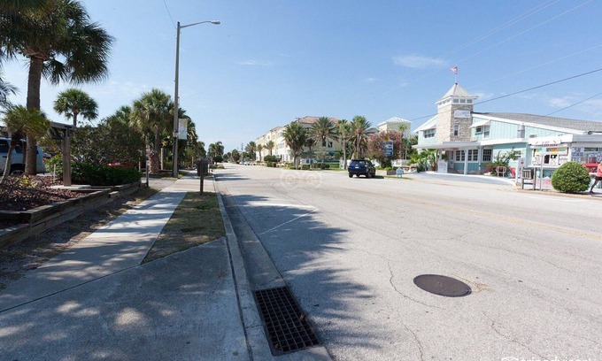 Vero Beach Hotel | Charming 2-bedroom hotel room in Vero Beach overlooking the pooln