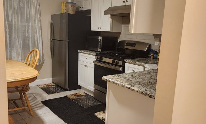 Elizabeth House | Charming 2-bedroom house with AC, WiFi in delightful Elizabeth