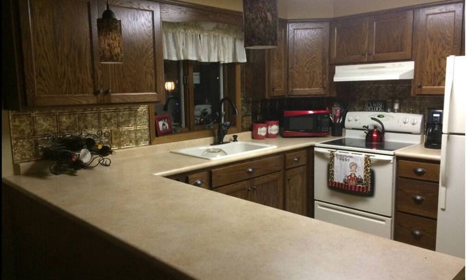 Bellevue House | Charming 2-bedroom home 15 minutes to Lambeau Field