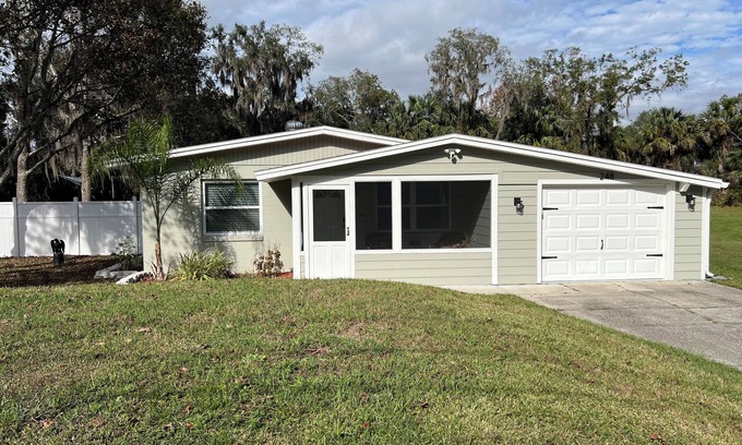 Plantation Estates House | Charming 2-bedroom house in DeBary with AC- Close to highway andhiking Trail
