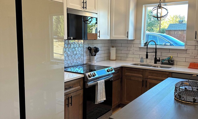Fruita House | Charming 2-bedroom house Downtown Fruita- Wifi & Individualized Temp Control