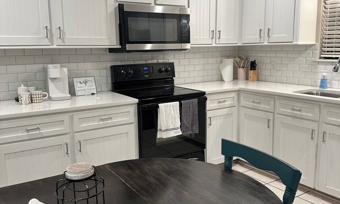 Petal House | Charming 2-bedroom house in Petal with WiFi and AC