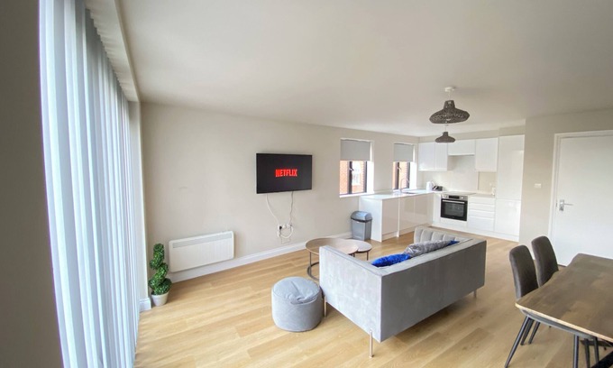 Elmers End Apartment | Charming 2-Bedroom Retreat with Balcony