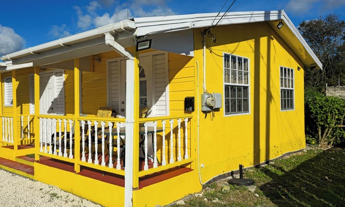 Graeme Hall Park Cottage | Charming 2-bedroom Sunshine Cottage on south coast with WiFi, AC