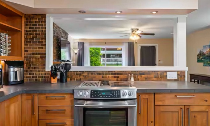 Washougal House | Charming 2 Bedroom Top Floor Duplex In Heart of Washougal