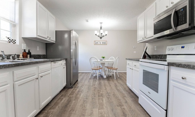 St. James House | Charming 2-bedroom, 2-bathroom house with AC and WiFi in Saint James