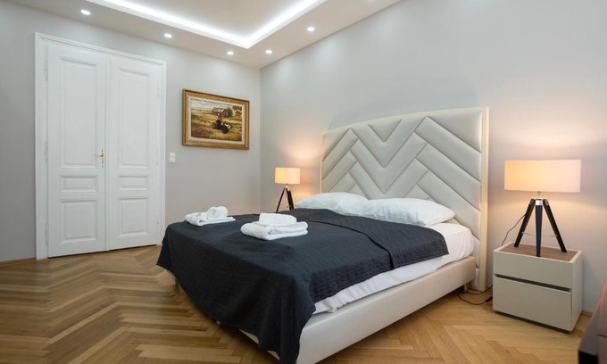 Wahring Apartment | Charming 2-Room Apartment with Balcony, 15 Min to Center