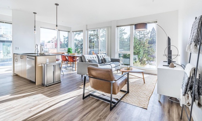 Wilburton Apartment | Charming 2BR in Bellevue, Gym + Pet-Friendly