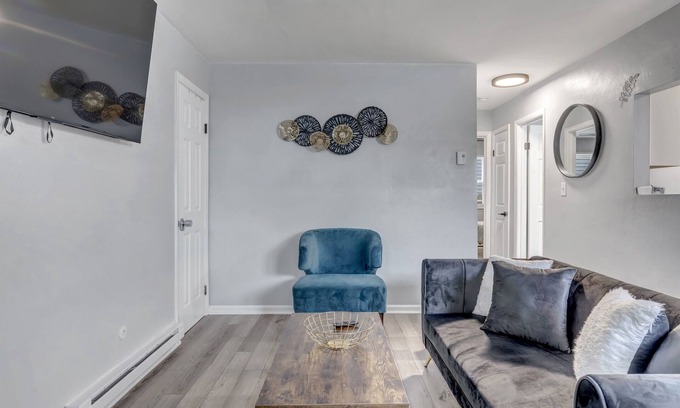 Bayview Condo | Charming 2BR Norfolk Home 2 blocks from Beach
