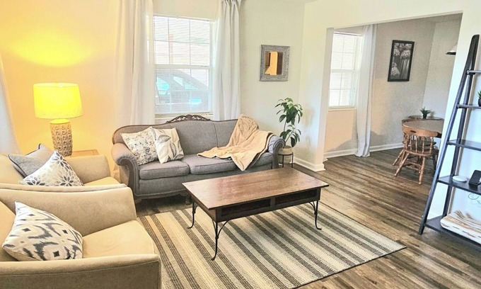 Jacksonville House | Charming 3/1 home in Jacksonville, 8 min to Stadium with Large Screen Porch