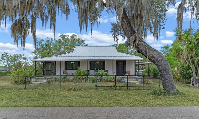 Montverde House | Charming 3-bdrm house. Spacious yard, plenty of parking, & a peaceful setting.